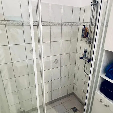 Private - Easy Access - 24h Self Check In-out Проживание в семье *
